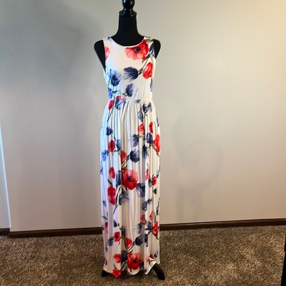Wanna B Dresses & Skirts - Floral maxi dress